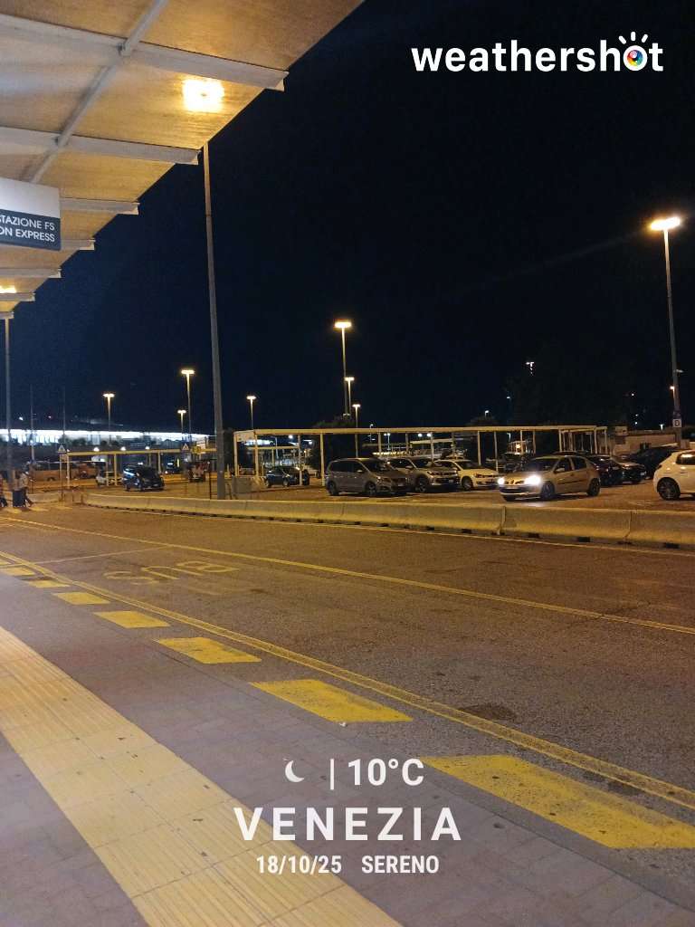 Clear night weather in Venezia, 10°C — October 18, 2025 (community photo)