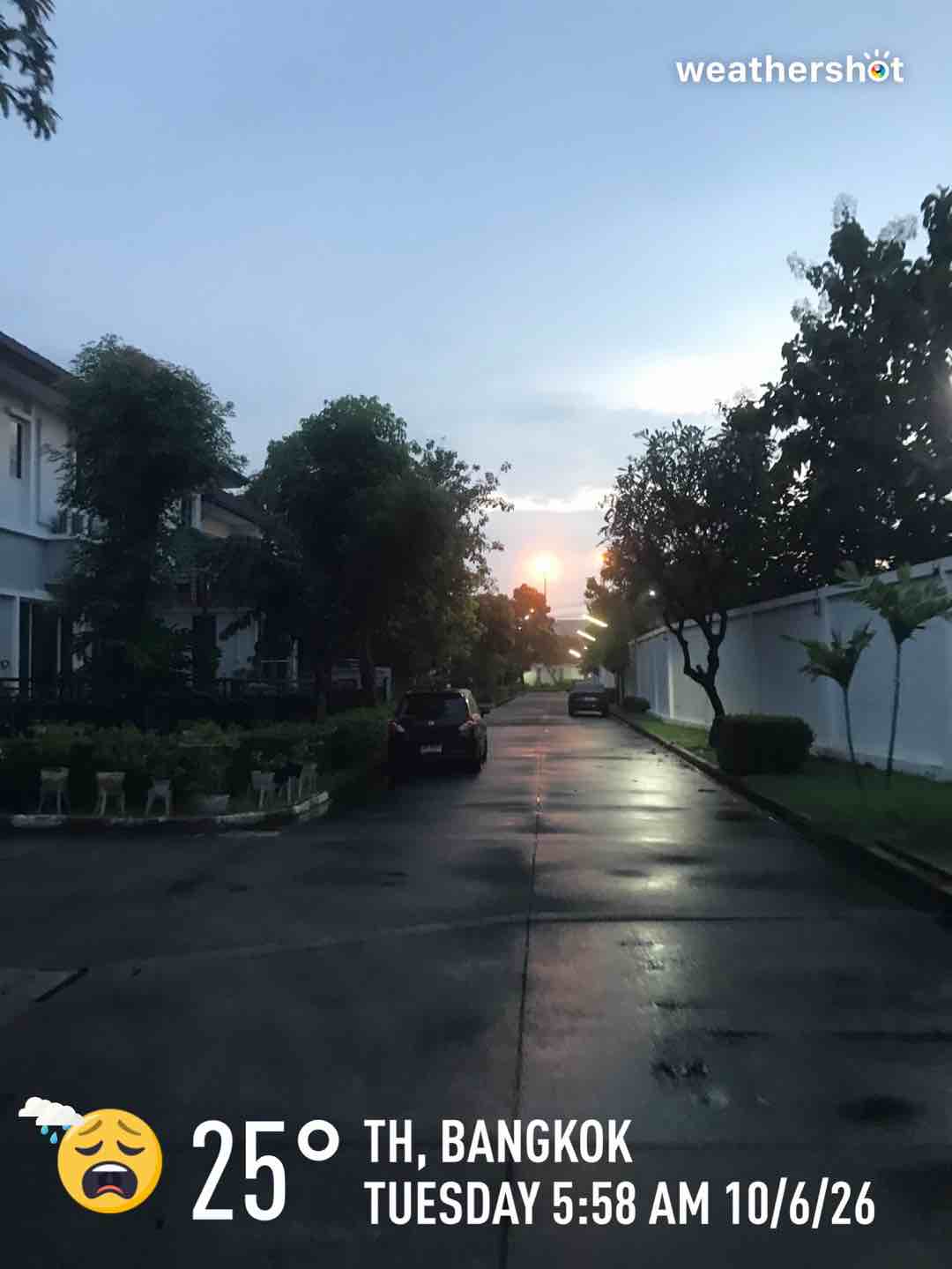 Rainy weather in Krung Thep Maha Nakhon, 25°C — 6 ตุลาคม 2026 (community photo)